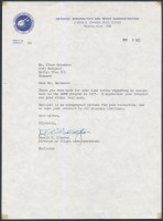 Donald Kent Slayton(ismertebb nevén Deke Slayton) II. világháborús pilóta, ill. egyike  NASA Mercury Seven űrhajó személyzetének. - - eredeti aláírása az őt ábrázoló fotón, valamint az általa küldött kísérő levélen. 24,5x19cm