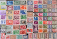 87 db különféle 1950 előtti bündli, műanyag tálcán