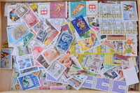 450 gramm 1945 utáni áztatott bélyeg, javarészt képes, bonbonos dobozban
