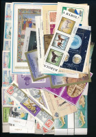 Magyar postatiszta blokkok és bélyegek tasakban ömlesztve