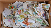 Pár ezer darab magyar bélyeg ömlesztve cipős dobozban, benne szép motívumok is