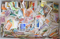 Legalább 6.000 db képes és forgalmi bélyeg ömlesztve cipős dobozban