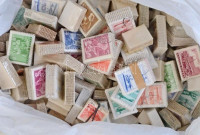 200 db magyar bündli, közte Közlekedés, Tájak-Városok, Épületek, Repülés, Munka, stb az 1950-1980 közötti időszakból zacskóban, ömlesztve