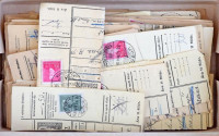 Több mint 100 db csomagszállító szelvény ömlesztve kis dobozban 1930-1944 olvasható bélyegzésekkel