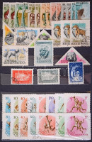 Pecsételt összeállítás főleg az 1940-1950-es évekből, közte teljes sorok, jó motívumok, másodpéldányok közepes berakóban