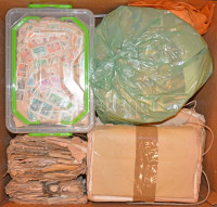 Legalább 12 kg levélkivágás a 60-as 70-es évekből közte képes és sokbélyeges bérmentesítések, hozzá sok száz nagyalakú levél előlap bélyegekkel, 2 nagy hullámkarton ládában.
