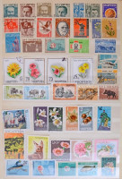 Hagyaték: főleg postatiszta magyar bélyegek 9 db A/4 + 6 közepes berakóban, valamint számos borítékban hullámkarton ládában. Magas katalógus értékű anyag, érdemes megnézni!!