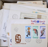 Kb 400 db magyar FDC az 1960-1990 közötti időszakból dobozban, plusz benne néhány kivágás, alkalmi bélyegzés, és bélyegzés nélküli FDC