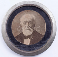 1894 Kossuth Lajos (1802-1894) arcképével díszített gyászjelvény, sérült, d: 5,5 cm + cca 1930-1940 Régi nemzetiszínű kokárda, középen nemzetiszín jelvénnyel, 28x9 cm