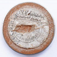 1894 Kossuth Lajos (1802-1894) arcképével díszített gyászjelvény, sérült, d: 5,5 cm + cca 1930-1940 Régi nemzetiszínű kokárda, középen nemzetiszín jelvénnyel, 28x9 cm