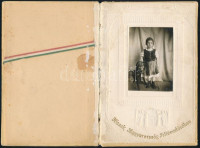 cca 1920-1940 'Édesanyámnak', kislányportréfotója, benne nemzetiszínű szalaggal, 'Hiszek Magyarország feltámadásában.' Kopott irredenta kartonmappában, a gerincen sérüléssel, fotó: 8x5 cm