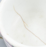 Régi népi komacsésze, jelzés nélkül, hajszálrepedéssel, kézzel festett porcelán, m: 6,5 cm