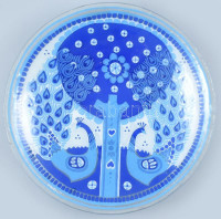Nahariya glass, by Andreas Meyer: Életfás, pávás dísz tányér. Kézzel készült üveg. Jelzett. Hibátlan, d: 32 cm