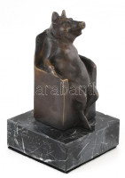 Napoleon Állatfarm fő disznó bronz szobor. Bronz, márvány alapon. 15 cm