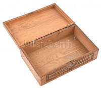 Díszes faragott fa ládika, kulcs nélkül, kisebb repedésekkel, 31x19,5x9,5 cm
