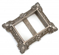 Dekoratív öntött fém képkeret, hátoldalán beütött számmal, 12,5x9,5 cm (belső méret: 77x53 mm)