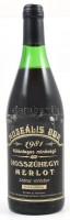 1981 Hosszúhegyi Merlot 1981, muzeális bor, hajós-bajai borvidék, szakszerűen tárolt bontatlan palack vörösbor, kopott, a címkén kis sérülésnyomokkal, 0,75l.