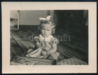 Kinszki Imre (1901-1945) budapesti fotóművész hagyatékából, a szerző által feliratozott vintage fotó (Jutka), 5,2x6,9 cm