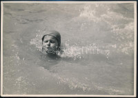 cca 1935 Kinszki Imre (1901-1945) budapesti fotóművész hagyatékából, pecséttel jelzett vintage fotó (Bravely against the Wares), a kép sarkán törésvonal, 12,8x17,8 cm