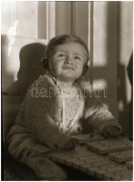 cca 1931 Kinszki Imre (1901-1945) budapesti fotóművész hagyatékából vintage NEGATÍV (Kinszki Gáborkáról), 6,5x4,5 cm