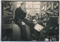 1931 Kinszki Imre (1901-1945) budapesti fotóművész hagyatékából jelzés nélküli vintage fotó (a Budapesti Nemzetközi Vásár sajtóirodájában), 6,3x9 cm