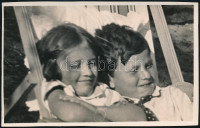 cca 1935 Kinszki Imre (1901-1945) budapesti fotóművész hagyatékából, a szerző által feliratozott, vintage fotó (Kinszki Gáborka és ??), 7,7x12,3 cm