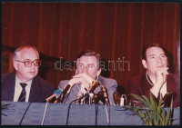 cca 1992  Antall József miniszterelnök és O'sváth György  konzervatív politikus, a miniszterelnök személyes tanácsadója nemzetközi találkozón. Eredeti meg nem jelent fotó 18x13 cm