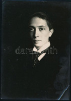 Törzs Jenő (1887-1946) színész, író, filmrendező fiatalkori portréja, Kankovszky pecséttel jelzett fotója, sarkán törésnyom és ázásfolt, 22×15 cm