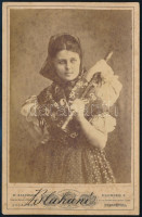 1871 Blaháné (Blaha Lujza, 1850-1926) a Tündérlak Magyarhonban című népszínmű Marcsájaként, a Nemzeti Színház tagjaként eljátszott első - nagysikerű - szerepe, Ellinger Ede műtermében készült portré, kabinetfotó, másik