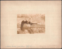 1892 Spányi Béláné (a festő felesége), kartonra kasírozott, Spányiné által aláírt fotó, 12×16 cm
