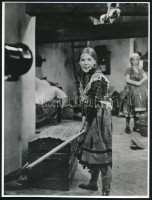 cca 1966 Törőcsik Mari színésznő a ,,Tűvétevők' című TV-játék egyik jelenetében, 1 db vintage fotó, ezüst zselatinos fotópapíron, 24,2x18,5 cm