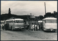 1957 Mátrafüred, buszállomás Ikarus buszokkal, fotó, 8×12 cm