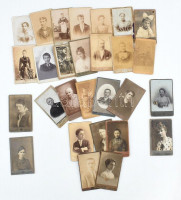 28 db keményhátú fotó magyar műtermekből, 10,5×6,5 cm
