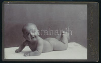 cca 1900 Babaportré, keményhátú fotó Kováts István gyergyószentmiklósi műterméből, 10,5×6,5 cm