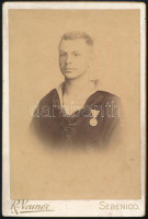 1894 Sibenik k.u.k. Kriegsmarine haditengerész kartonált kabinetfotó 11x17 cm / 1894 Sibenik Austro Hungarian navy soldier in uniform photo