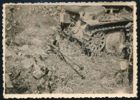 cca 1940 Magyar katona lövészállásban, mellette Pz.Kpfw. 38(t) harckocsi, fotó, 8,5x6 cm / Hungarian soldier with rifle in firing position, with Pz.Kpfw. 38(t) tank, photo