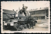 cca 1940 Magyar 40M Nimród önjáró légvédelmi löveg (a 38M Toldi I harckocsi módosított alvázára építve), fotó, 9x6 cm / Hungarian 40M Nimród self-propelled anti-aircraft gun (based on the 38M Toldi I tank), photo