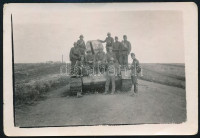 cca 1940 Magyar katonák zsákmányolt szovjet T-34 harckocsival, fotó, 9,5x6,5 cm / Hungarian soldiers with captured Soviet T-34 tank, photo