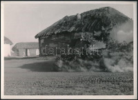 1942 Álcázott 40M Nimród önjáró löveg bevetés közben, sajtófotó, hátoldalán 'M. Kir. (Honvéd Vezérkar) Főnöke Közölhető' pecséttel jelzett, 13x18 cm