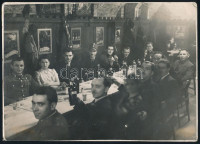 cca 1940 Mulatozó katona társaság Film Fotó Riport pecséttel jelzett fotó 24x16 cm