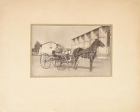 cca 1900 Könnyű négykerekű kocsi hajtóval, Fotó 18x12 cm Kartonon