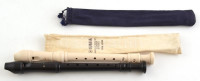 Yamaha YRS-248 szoprán barokk furulya, újszerű állapotban, eredeti vászon tokjában, h: 32,5 cm + Aulos furulya, kis kopással, tokjában, h: 32 cm