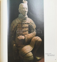 Fu Tianchou: The Underground Terracotta Army of Emperor Qin Shi Huang. Beijing (Peking), 1985, New World Press. Gazdag képanyaggal illusztrálva. Angol nyelven. Kiadói papírkötés, kissé sérült, koszos borítóval, a könyv elején néhány