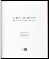 Zwischen Ost und West. Galizische Jugend und Wien. Hrsg. von Gabriele Kohlbauer-Fritz im Auftrag des Jüdischen Museums Wien. Wien,2000,Jüdisches Museum. Gazdag képanyaggal illusztrált. Német nyelven. Kiadói kartonált papírkötés, kiadói