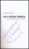 Szkárosi Endre: Egy másik ember. Eszmélkedéstörténeti emlékirat. Bp., 2011, Orpheusz Kiadó. Kiadói papírkötés, helyenként ceruzás bejegyzésekkel. A szerző által DEDIKÁLT példány, a szerző névjegyével (a névjegy hátoldalán