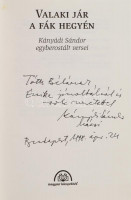 Kányádi Sándor: Valaki jár a fák hegyén. - - egyberostált versei. Bp., 1997, Magyar Könyvklub. Első kiadás. Kiadói kartonált papírkötés, kiadói papír védőborítóban. A szerző, Kányádi Sándor (1929-2018) által DEDIKÁLT