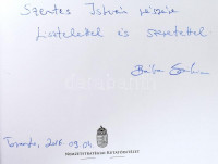 Bába Szilvia: Az Óperenciás tengeren túl. Magyar identitás a diaszpórában. Bp., 2015, Nemzetstratégiai Kutatóintézet. Kiadói kartonált papírkötés, kiadói papír védőborítóban. A szerző által DEDIKÁLT példány.