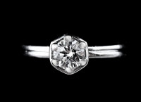 Arany (Au) 18k, fehérarany szoliter gyűrű 0,31 ct (VVS1, F, Very Good) brillel GIA tanúsítvánnyal, díszdobozban. br 3,7g m:48. A gyűrű mérete ötvös által állíttatható