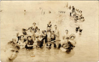 Crikvenica, Cirkvenica; fürdőzők csoportja a strandon / beach, group of bathers. Photo-Manufaktur E. Jelussich (Abbazia-Fiume-Lovrana-Cirkvenica) photo (fl)
