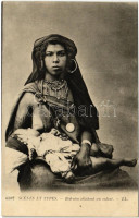 Scenes et Types. Bédouine allaitant son enfant / half-naked Beduin woman breastfeeding her child